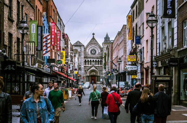 Tourists on a Dublin driving tour.